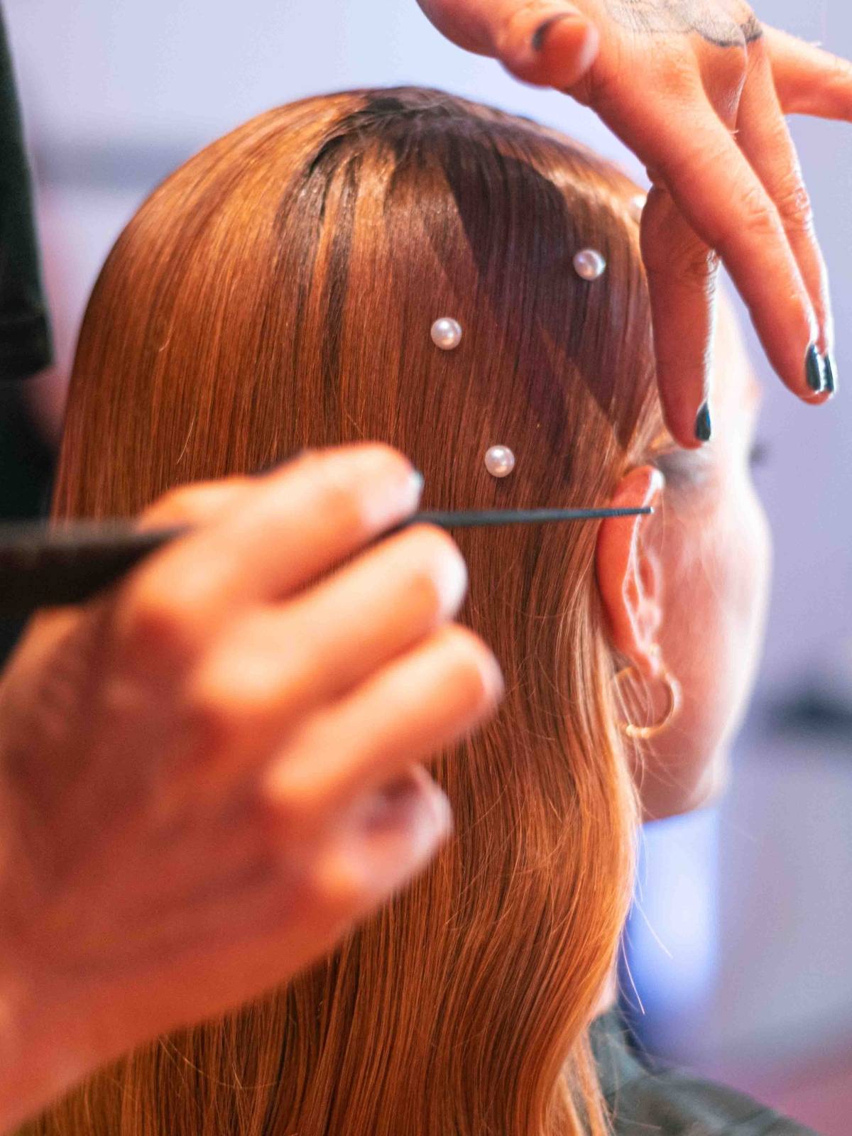 Démonstration de coiffure pendant un événement professionnel