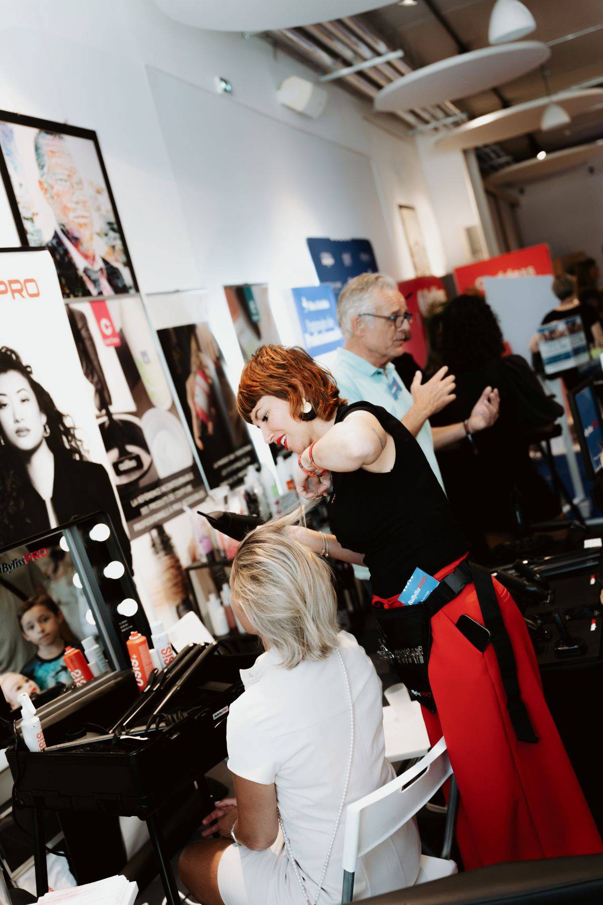 Démonstration coiffure pendant le Bleu Libellule Pro Tour Marseille