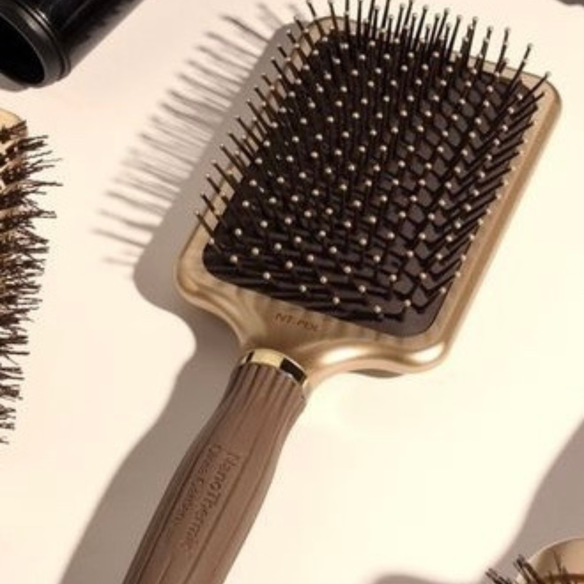 Pourquoi utiliser une brosse en poils de sanglier ? - Blog COIFFEA