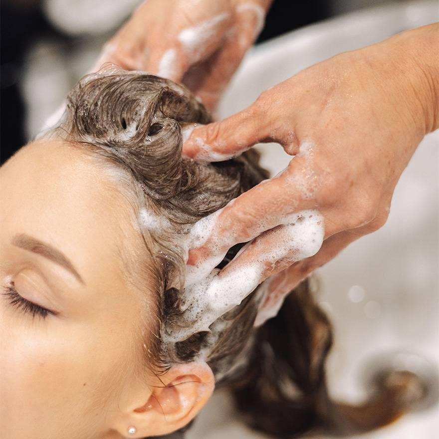 Massage du cuir chevelu pour accompagner la routine capillaire