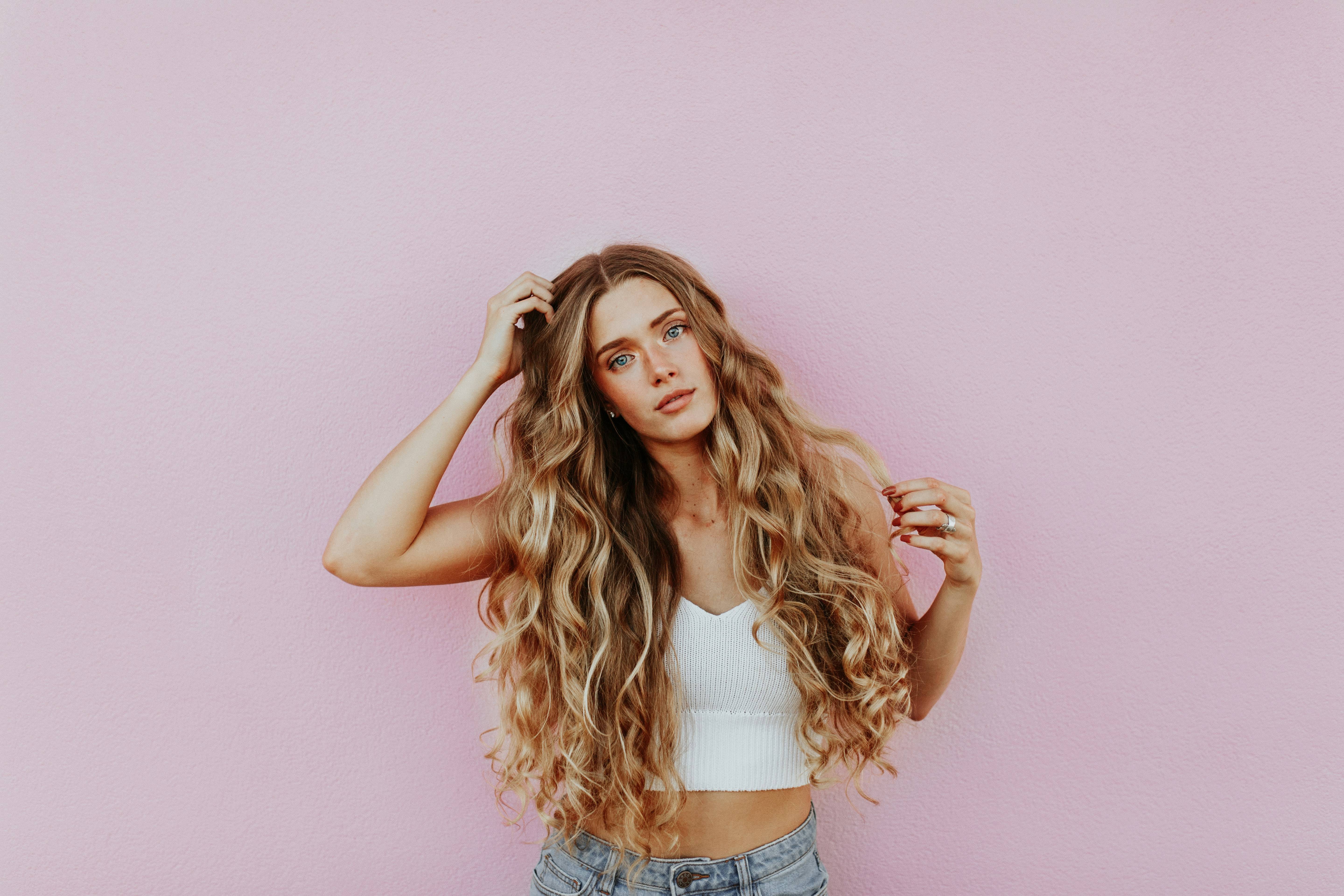 Femme aux cheveux wavy