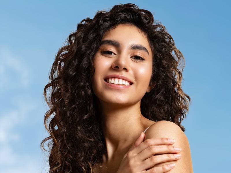 Cheveux bouclés